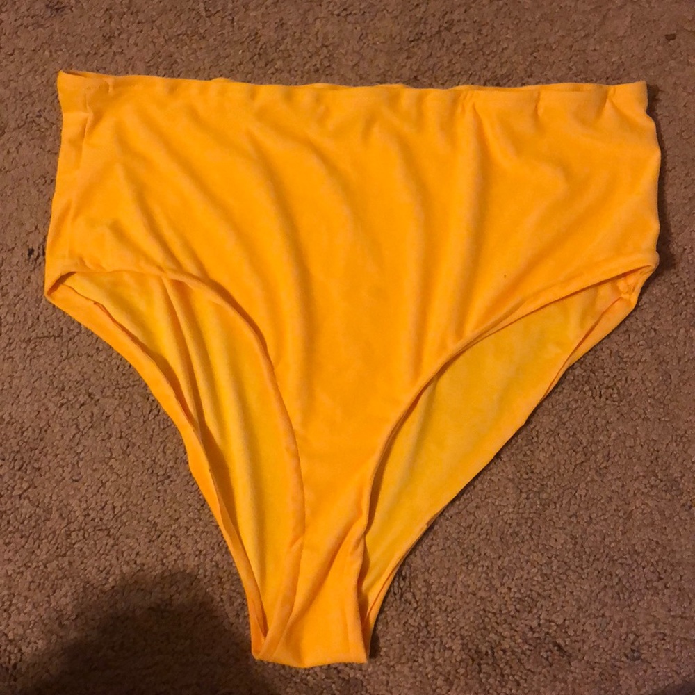rave booty shorts